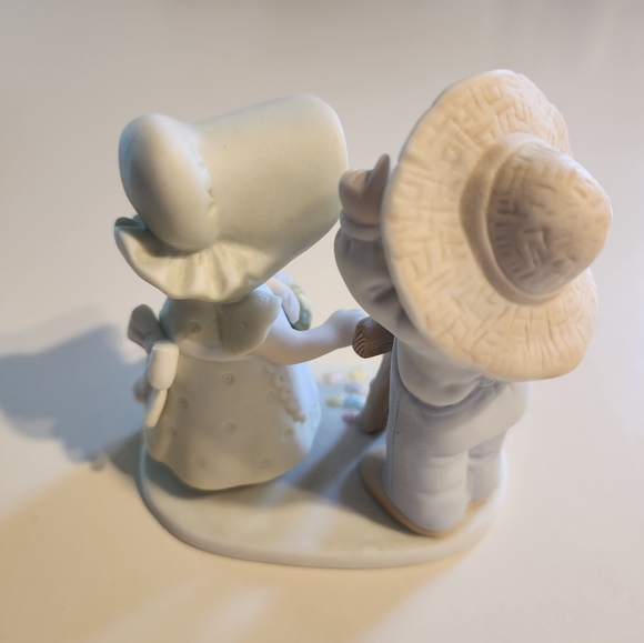 Circle of Friends Porcelain Statute - Picture 2 of 3